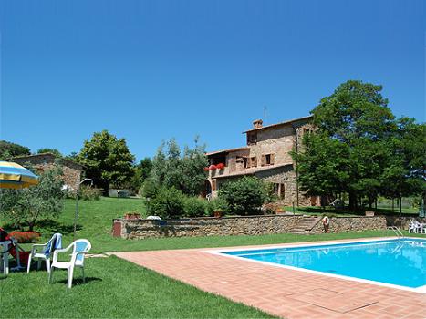 La villa, la dependance, la piscina ed il giardino: Siena