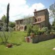Il fronte della villa e il giardino