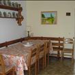 La grande cucina con vista sui vigneti
