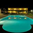 Piscina ed appartamenti di notte..